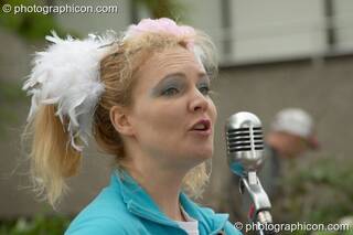 A woman singing in the street at the Thames Festival 2004. London, Great Britain. © 2004 Photographicon