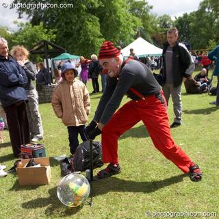 Tony Alan blows up the world with a little help from his friends at Kingston Green Fair 2006. Kingston upon Thames, Great Britain. © 2006 Photographicon