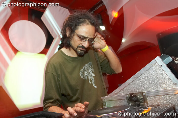 Mauxuam (Interchill Records) DJ's to a backdrop visual installation by Pixel Addicts in the Ecoshelter / Archangel Breaks / Nu-School Hippies room at The Synergy Project. London, Great Britain. © 2007 Photographicon
