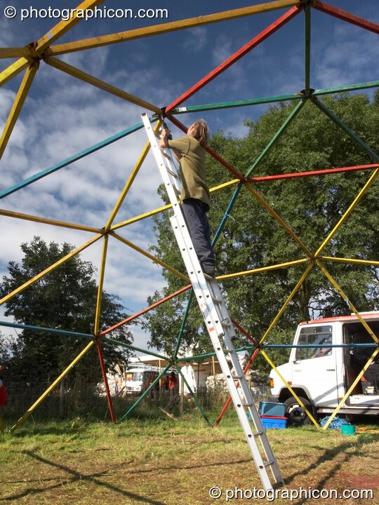 De-rigging a geodesic dome in the Campaigns field at Big Green Gathering 2006. Burrington, Cheddar, Great Britain. © 2006 Photographicon