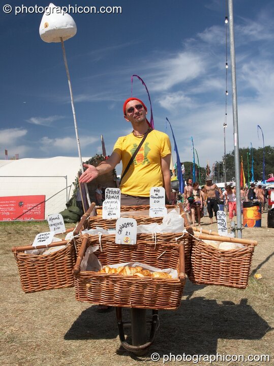 The mobile IDSpiral bread and cake stall at Glade Festival 2006. Aldermaston, Great Britain. © 2006 Photographicon