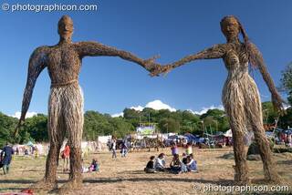 Large wicker sculpture of a man and woman holding hands at Glastonbury Festival 2004. Pilton, Great Britain. © 2004 Photographicon