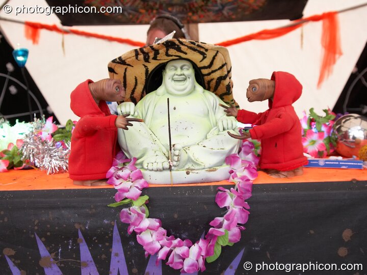 Toy ET twins discuss the Buddha's phallus on the Main Stage at Planet Bob's Offworld Festival 2007. Swindon, Great Britain. © 2007 Photographicon