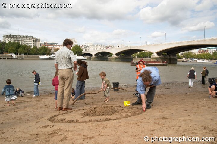 A Reclaim The Beach party on the sandy river bank at the Thames Festival 2004. London, Great Britain. © 2004 Photographicon