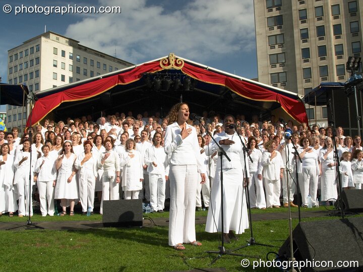 A Sing For Water fundraising concert at the Thames Festival 2004 in aid of water projects around the world. London, Great Britain. © 2004 Photographicon