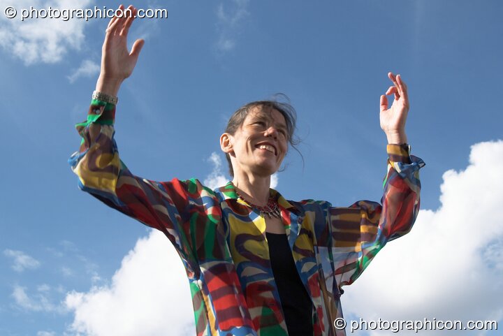 Helen Chadwick, co-founder of Sing For Water, conducts a fundraising a concert at the Thames Festival 2004 in aid of water projects around the world. London, Great Britain. © 2004 Photographicon