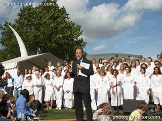 Simon Hughes MP thanks Sing For Water at their fundraising concert at the Thames Festival 2004. London, Great Britain. © 2004 Photographicon
