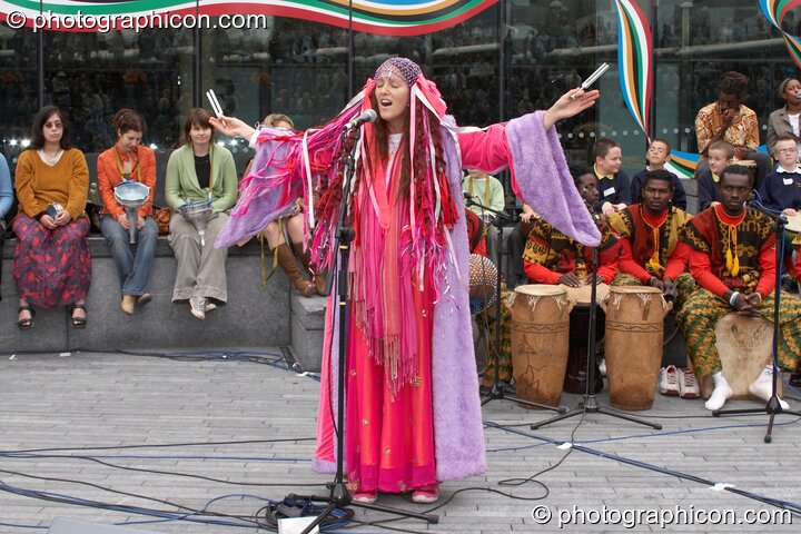 Ashera Hart performing with Drum4Africa, a fundraising project for African children, at the Thames Festival 2005. London, Great Britain. © 2005 Photographicon