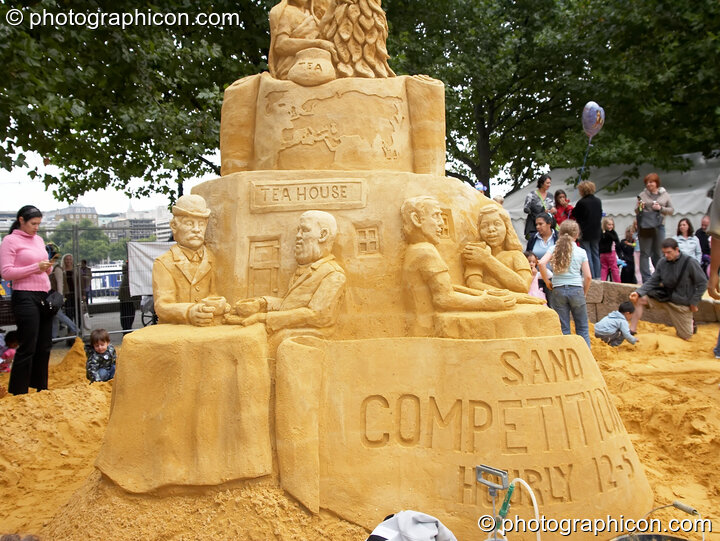 Amazing large-scale sand art depicting London life of years past at the Thames Festival 2005. Great Britain. © 2005 Photographicon