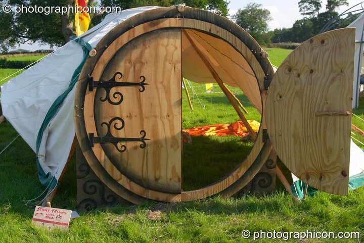The round doorway to the story telling tent at the Turaya Gathering 2004. Wimborne, Great Britain. © 2004 Photographicon