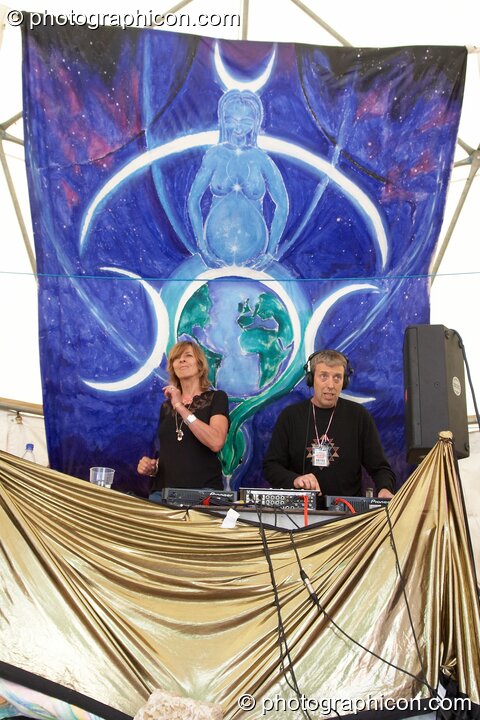 Miquette Giraudy and Steve Hillage of Mirror System (A-Wave, UK) DJ on the Gaia Chill stage at Waveform Project 2007. Kenton, Exeter, Great Britain. © 2007 Photographicon