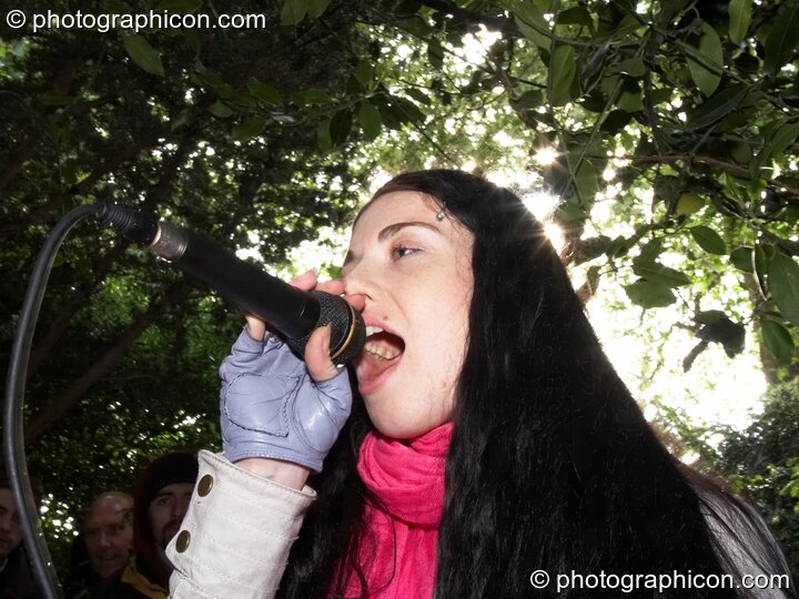 Streetbox, the human beat-box duo, play an impromptu gig in the bushes at Kingston Green Fair 2006. Kingston upon Thames, Great Britain. © 2006 Photographicon