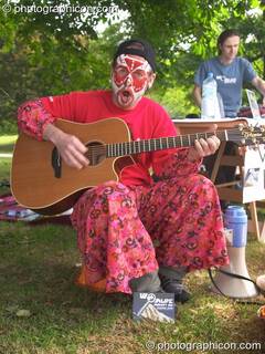 The Martin Harley Band play under a tree at the London Green Lifestyle Show 2005. Great Britain. © 2005 Photographicon