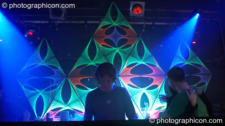 Hamish DJing to a backdrop of StringArt by Optical illusionS in the Digital Disco space at Echo System. London, Great Britain. © 2006 Photographicon