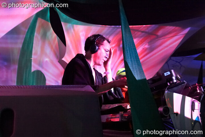Simon Posford of Shpongle DJing on the IDSpiral stage at the Twisted Records 10th Birthday Party. London, Great Britain. © 2006 Photographicon