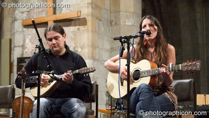 Tim Cotterell and Martha Tilston perform at the Kingston Green Fair 2007 after party. Kingston upon Thames, Great Britain. © 2007 Photographicon