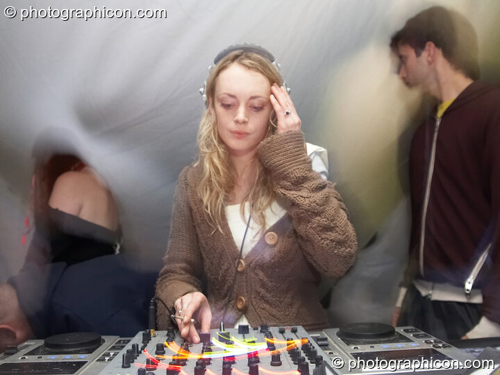 Mary Miss Fairy vs Liquid James DJing on the Liquid Stage at the Echo Festival. Overton, Great Britain. © 2007 Photographicon