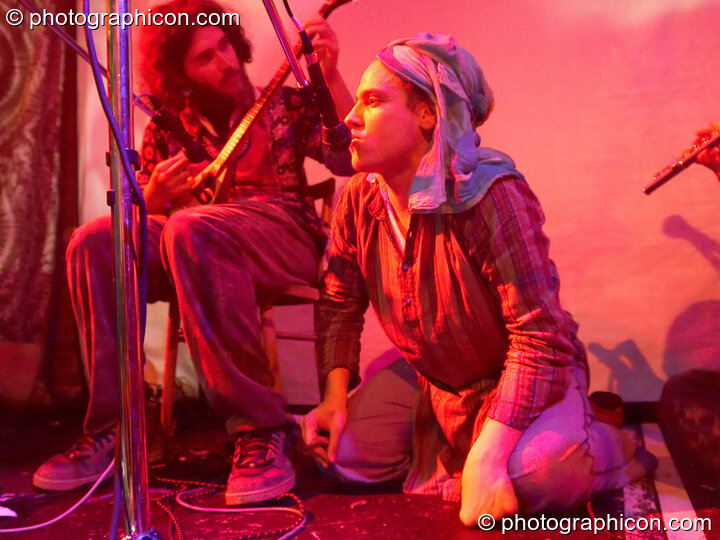 An improved jam streaming the conciousness of universal love in the The Tribal Voices space at The Synergy Project. London, Great Britain. © 2006 Photographicon