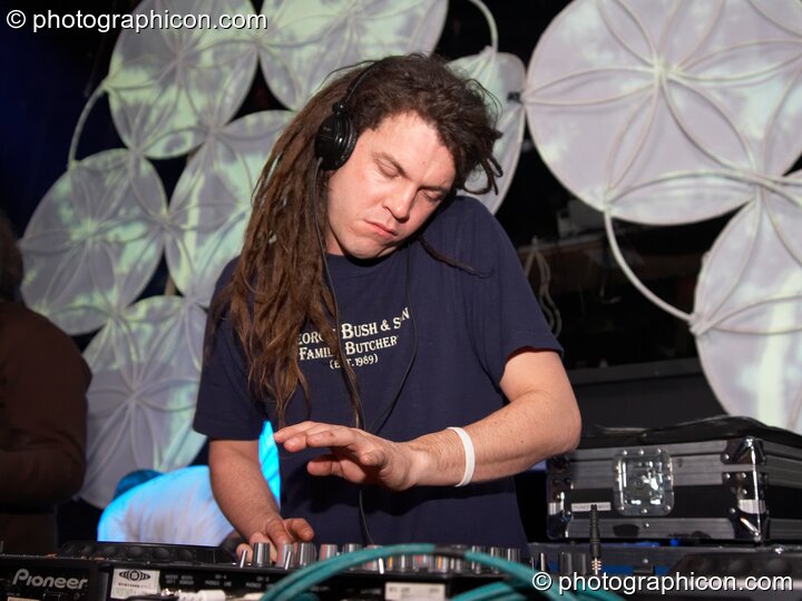 Liquid Ross on the Liquid Connective / Inside us All stage at The Synergy Project. London, Great Britain. © 2006 Photographicon