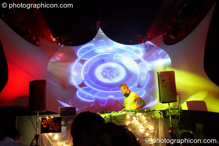 Shapeshifter playing on the decorated stage in the Liquid Records / Inside-Us-All space at The Synergy Project. London, Great Britain. © 2006 Photographicon