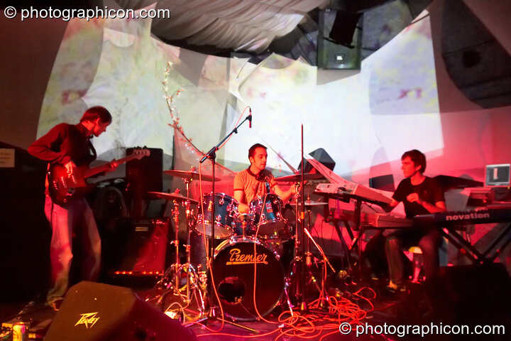 Tratosphere perform on the IDSpiral stage at The Synergy Project. London, Great Britain. © 2006 Photographicon