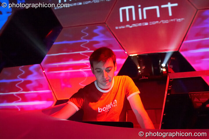 Mint performs on the Glitch-Out stage at The Synergy Project with decor by IDspiral and visual projections by Pixel Addicts. London, Great Britain. © 2007 Photographicon