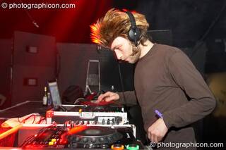 Liquid Elf DJs on the Little Green Planet stage at The Synergy Project. London, Great Britain. © 2007 Photographicon