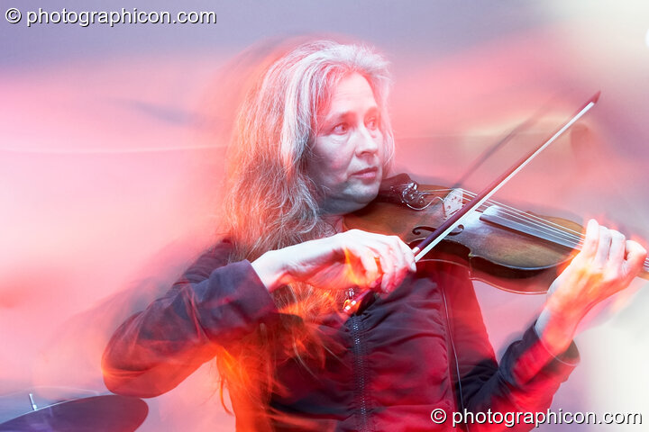 Elliet Mackrell of Kangaroo Moon performs on the Small World Stage at The Synergy Project. London, Great Britain. © 2007 Photographicon