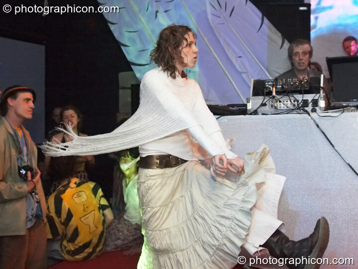 Mira WeMoonSpiral and Tom Peto perform a dance on the IDspiral stage accompanied by music from Steve Hillage and Miquette Giraudy of Mirror System at The Synergy Project. London, Great Britain. © 2007 Photographicon