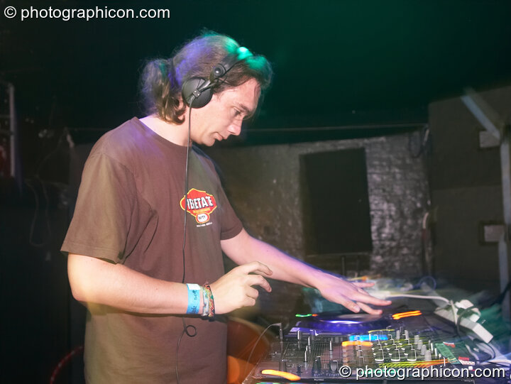 Morph (Liquid Records) DJs on the Liquid Records stage at The Synergy Project. London, Great Britain. © 2007 Photographicon