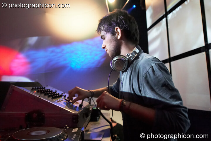 Giani (Native State/IDSpiral/Folktronica) on the Folktronica stage with VJ projections by Pixel Addicts at The Synergy Project. London, Great Britain. © 2008 Photographicon
