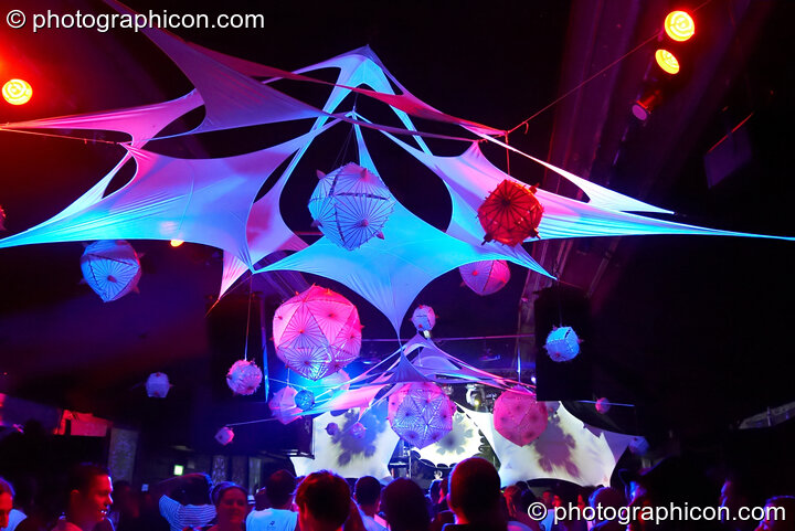 Hanging decor by Fluffy Mafia and shaped projection screens by the Extra Dimensional Space Agency in the Furthur Project room at Luminopolis (formerly The Synergy Project). London, Great Britain. © 2008 Photographicon