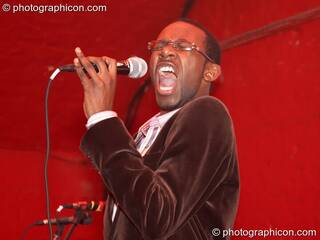 R&B singer in the Synergy Centre space at The Synergy Project. London, Great Britain. © 2006 Photographicon