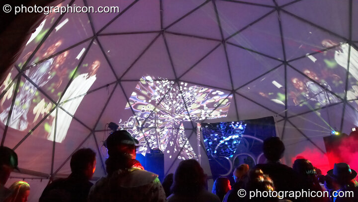 Video projections by Elestial on the walls of the Gaia Chill dome at Waveform Project 2007. Kenton, Exeter, Great Britain. © 2007 Photographicon