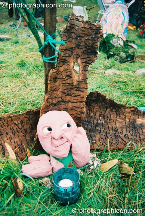 A small sculpture points the way at Big Green Gathering 2003. Cheddar, United Kingdom. © 2003 Photographicon