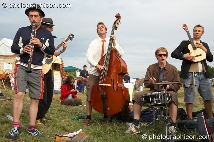 The Glitzy Bag Hags playing in the Market Field at Big Green Gathering 2006. Burrington, Cheddar, United Kingdom. © 2006 Photographicon