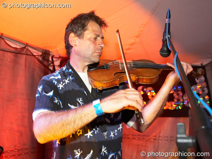 Members of Swervy Werv and The Fridge Magnets playing on the Toad stage at Big Green Gathering 2006. Burrington, Cheddar, United Kingdom. © 2006 Photographicon