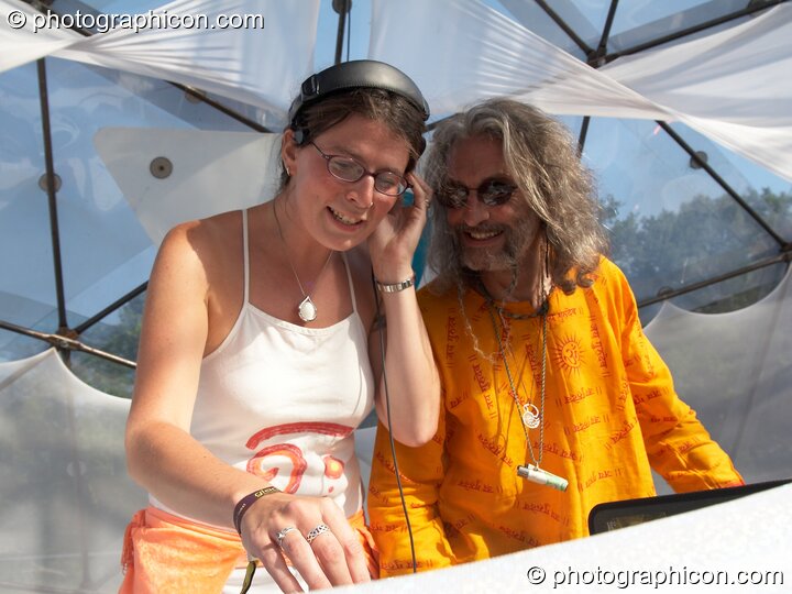 Jess Sparkle and Chris Wizard of Red Earth in the IDSpiral dome at Glade Festival 2006. Aldermaston, United Kingdom. © 2006 Photographicon