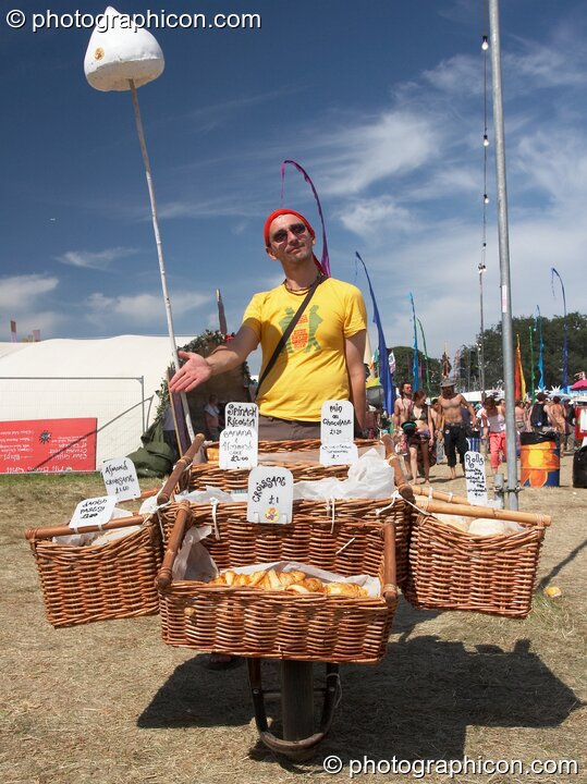 The mobile IDSpiral bread and cake stall at Glade Festival 2006. Aldermaston, United Kingdom. © 2006 Photographicon
