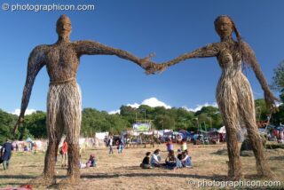 Large wicker sculpture of a man and woman holding hands at Glastonbury Festival 2004. Pilton, United Kingdom. © 2004 Photographicon