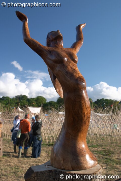 Vandweller tree sculpture of a dancing woman at Glastonbury Festival 2004. Pilton, United Kingdom. © 2004 Photographicon