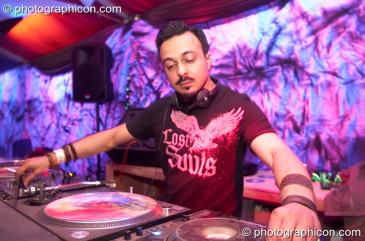 DJ Una Musica Brutal on the Spirit Dance Stage at Sunrise Celebration 2006. Yeovil, United Kingdom. © 2006 Photographicon
