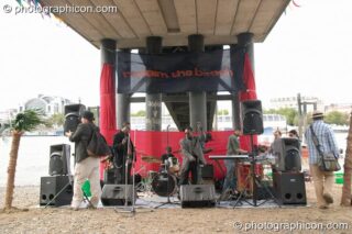 A Reclaim The Beach party on the sandy river bank at the Thames Festival 2004. London, United Kingdom. © 2004 Photographicon