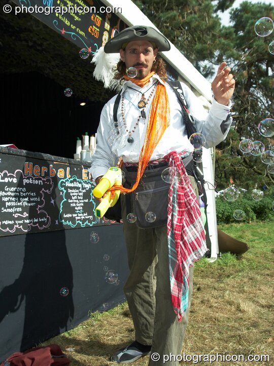 A man in a dandy outfit fires his bubble gun at Waveform Project 2007. Kenton, Exeter, United Kingdom. © 2007 Photographicon
