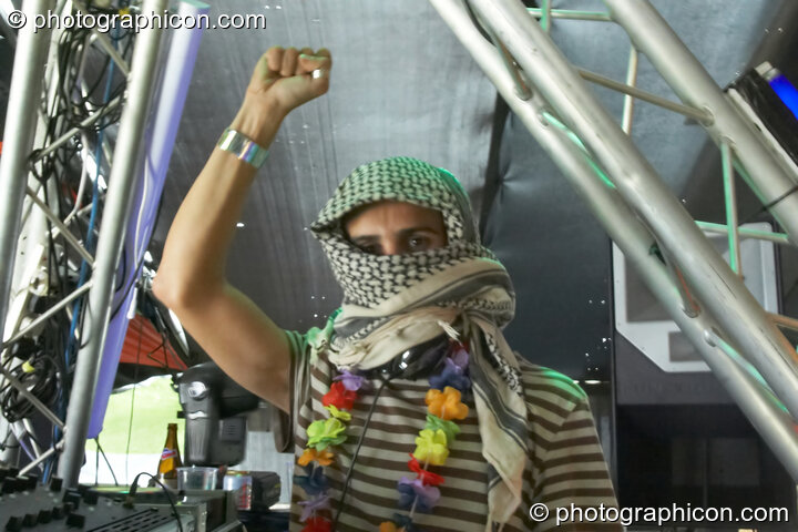 Bedouin (Domo Records, UK) gives a Yella salute while DJing on the Tribe of Frog stage at Waveform Project 2007. Kenton, Exeter, United Kingdom. © 2007 Photographicon