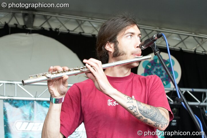 Flooting Grooves of The Peaking Goddess Collective (Peak Records, CH) performs on the Waveform main stage at Waveform Project 2007. Kenton, Exeter, United Kingdom. © 2007 Photographicon