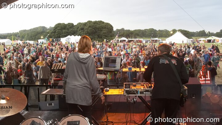 Miquette Giraudy and Steve Hillage of System 7 (A-Wave, UK) perform on the Waveform main stage at Waveform Project 2007. Kenton, Exeter, United Kingdom. © 2007 Photographicon