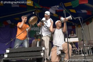 MoMo on the World Stage at Kingston Green Fair 2004. Kingston Upon Thames, United Kingdom. © 2004 Photographicon