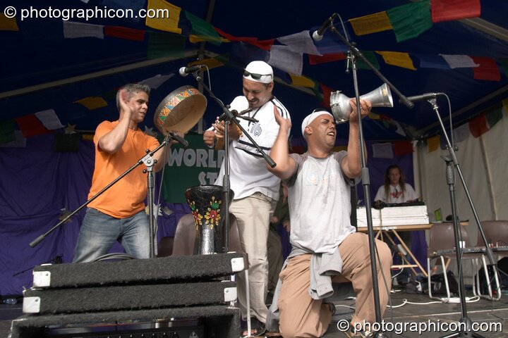 MoMo on the World Stage at Kingston Green Fair 2004. Kingston Upon Thames, United Kingdom. © 2004 Photographicon