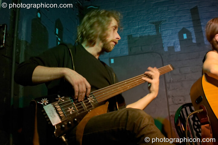 Matt Tweed playing with Martha Tilston at The Ram Jam. Kingston Upon Thames, United Kingdom. © 2004 Photographicon